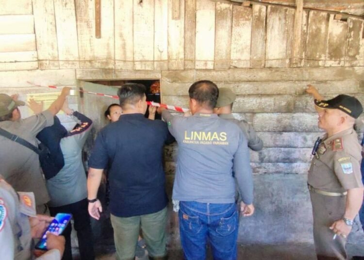 Satuan Polisi Pamong Praja dan Pemadam Kebakaran (Satpol PP Damkar) menyegel kedai tuak di Sungai Abang, Kecamatan Lubuk Alung Padang Pariaman, Rabu (23/7/2025).