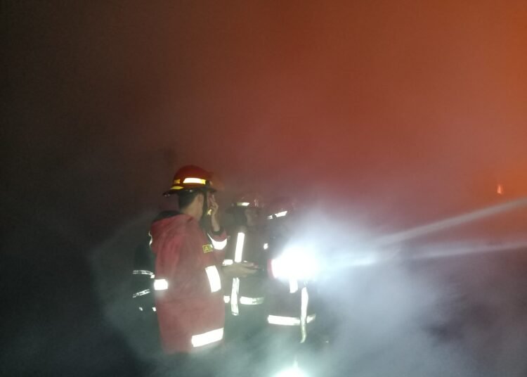Kebakaran rumah di Padang pada Minggu (6/7) dini hari. (foto: Dok. Damkar Padang)