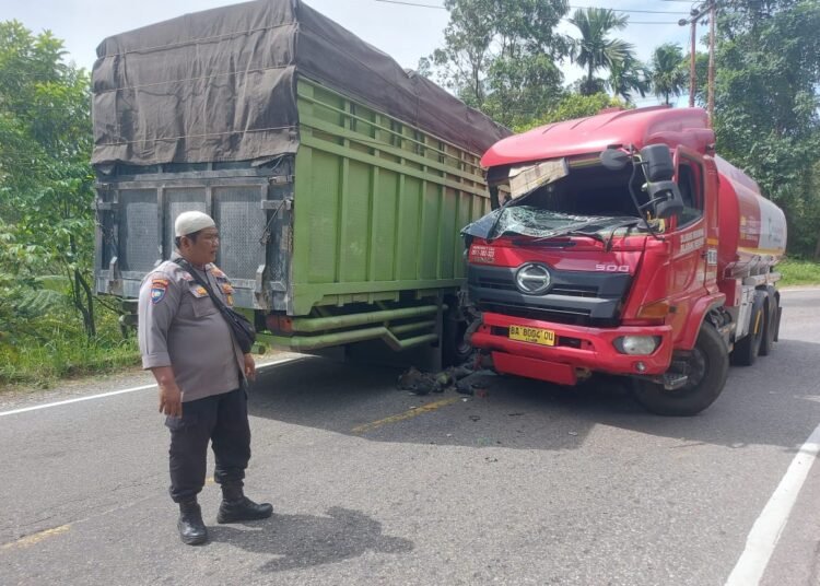 Kecelakaan di Jalan Raya Padang-Painan pada Sabtu (19/7). (foto: Dok. Polsek Koto XI Tarusan).