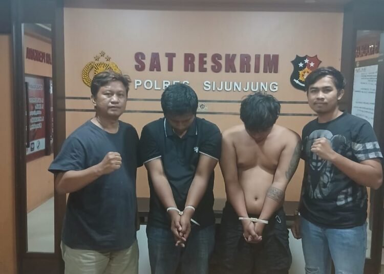Kedua pelaku diamankan di Mapolres Sijunjung.