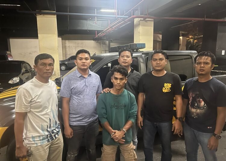 Pelaku penggelapan uang perusahaan ditangkap tim gabungan dari Unit Resmob Polda Sumbar dan Polsek Lembah Malintang, Polres Pasaman Barat, Sabtu (19/7).