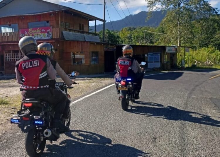 Satuan Samapta Polres Solok Selatan patroli dengan sepeda motor. IST