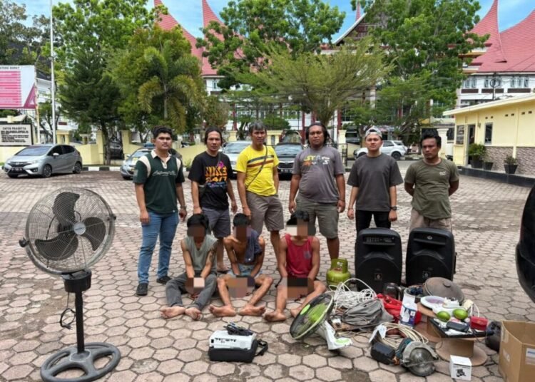 Para pelaku dan barang bukti diamankan di Mapolres Pesisir Selatan. IST