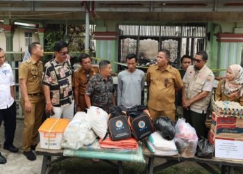 Wawako Pariaman Serahkan Bantuan untuk Korban Kebakaran di Naras Hilir