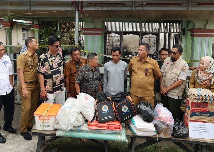 Wakil Wali Kota Pariaman, Mulyadi, menyerahkan bantuan kepada keluarga korban kebakaran di Desa Naras Hilir, Kecamatan Pariaman Utara, Selasa (29/7).