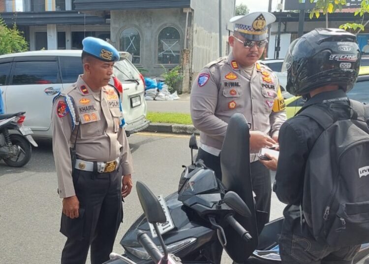 Kasat Lantas Polresta Padang, AKP Riwal Maulidinata ikut turun dalam Operasi Patuh Singgalang 2025, Selasa (15/7).