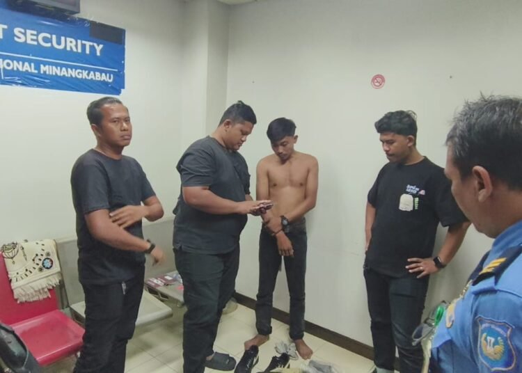 Petugas mengamankan pelaku penyelundupan sabu di Bandara Internasional Minangkabau, Selasa (15/7).
