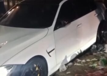 Video: Pria Pengumpul Barang Bekas Dikabarkan Tertabrak Mobil BMW di Payakumbuh