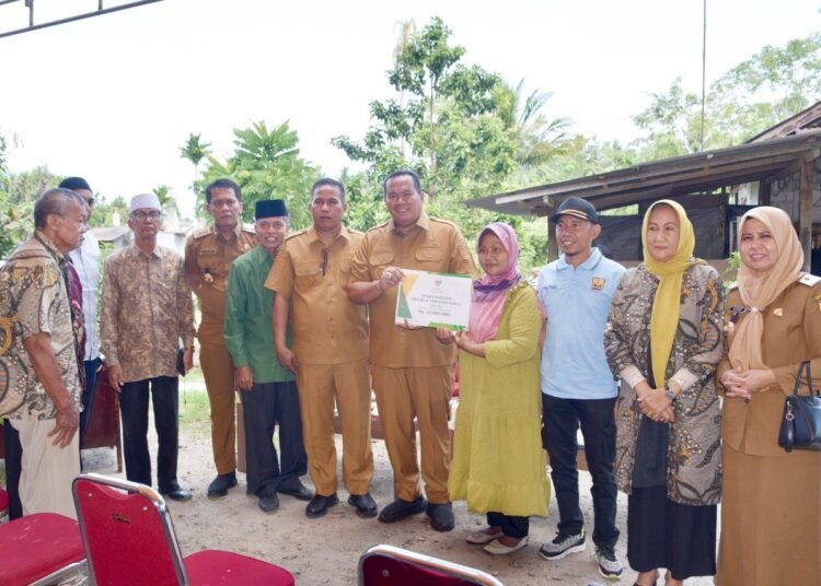 Wali Kota Pariaman bersama Wakil Wali Kota saat peletakkan batu pertama pembangunan rumah bantuan Program Rutilahu. (foto: Pemko Pariaman).