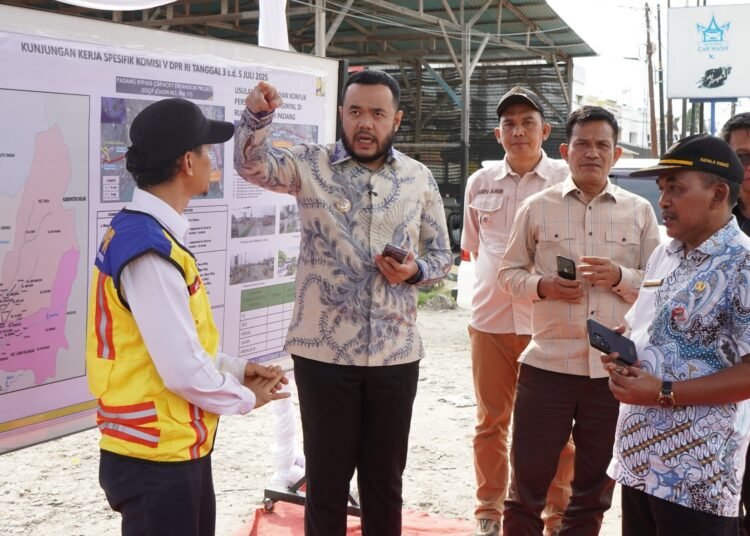 Wali Kota Padang, Fadly Amran, mendampingi kunjungan kerja Komisi V DPR RI peninjauan langsung terhadap kondisi infrastruktur dan transportasi. (foto: Diskominfo Padang).