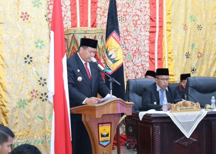 Wali Kota Pariaman, Yota Balad, menyampaikan sambutan saat rapat paripurna di DPRD Pariaman, Rabu (2/7/2025).