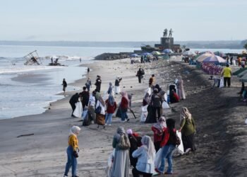 Pemko Pariaman Gelar Aksi Bersih Pantai Gandoriah Usai Puncak Hoyak Tabuik 2025