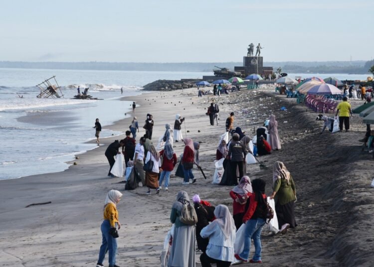 Pemko Pariaman menggelar Aksi Bersih Pantai Gandoriah Usai Puncak Hoyak Tabuik 2025. (foto: Pemko Pariaman).