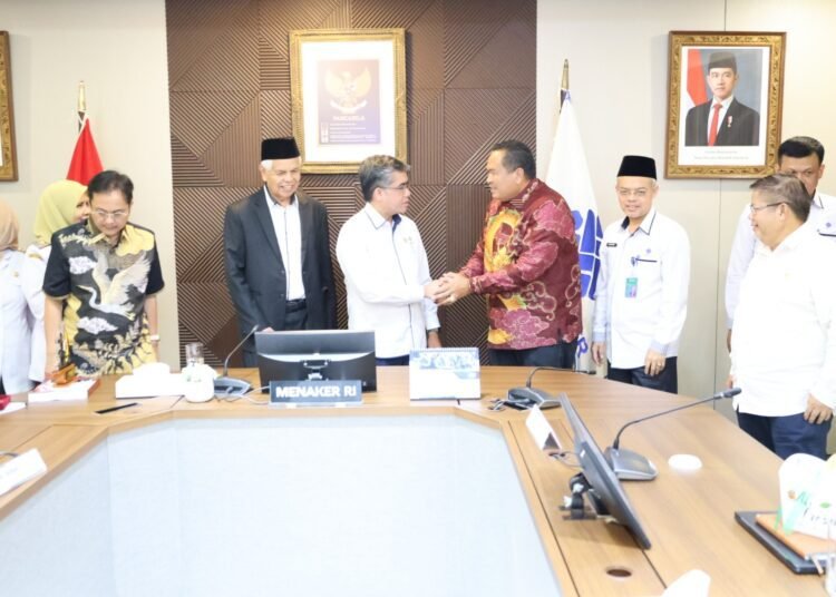 Wali Kota Pariaman, Yota Balad, menemui Menteri Ketenagakerjaan Republik Indonesia, Yassierli, di Jakarta pada Rabu (9/7/2025), untuk membahas rencana pendirian Balai Latihan Kerja Komunitas (BLKK) di Kota Pariaman.