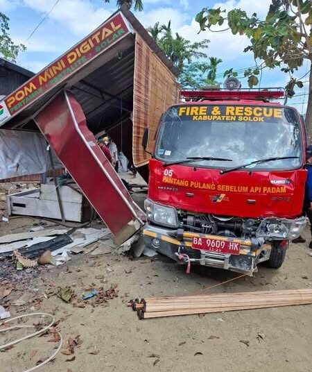 Penampakan mobil damkar usai kecelakaan beruntun di Kota Solok, Selasa (8/7).