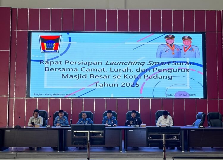 Rapat persiapan launching bersama para camat, lurah, dan pengurus masjid se-Kota Padang di Ruang Bagindo Aziz Chan, Balai Kota Aie Pacah, Kamis (17/7/2025).