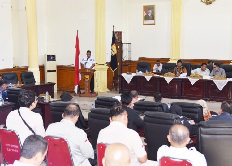 Wakil Wali Kota Pariaman, Mulyadi, menyampaikan nota penjelasan Wali Kota terkait lima Rancangan Peraturan Daerah (Ranperda) strategis tahun 2025 dalam Rapat Paripurna DPRD Kota Pariaman, Rabu (16/7/2025)