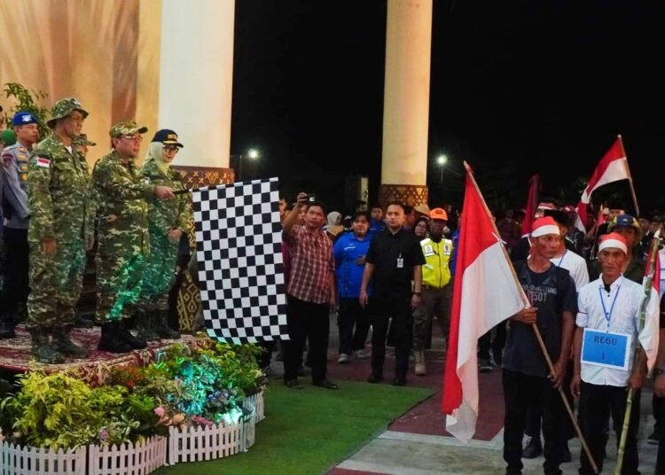 Ratusan warga Padang mengikuti Lomba Napak Tilas Jejak Bagindo Aziz Chan dan Siti Nurbaya pada Jumat malam (18/7/2025).