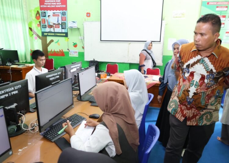 Wakil Wali Kota Pariaman, Mulyadi, meninjau langsung pelaksanaan Tes Potensi Akademik (TPA) Logika Universitas Nasional PASIM (UNAS PASIM) Bandung di SMPN 2 Pariaman, Minggu (20/7/2025).