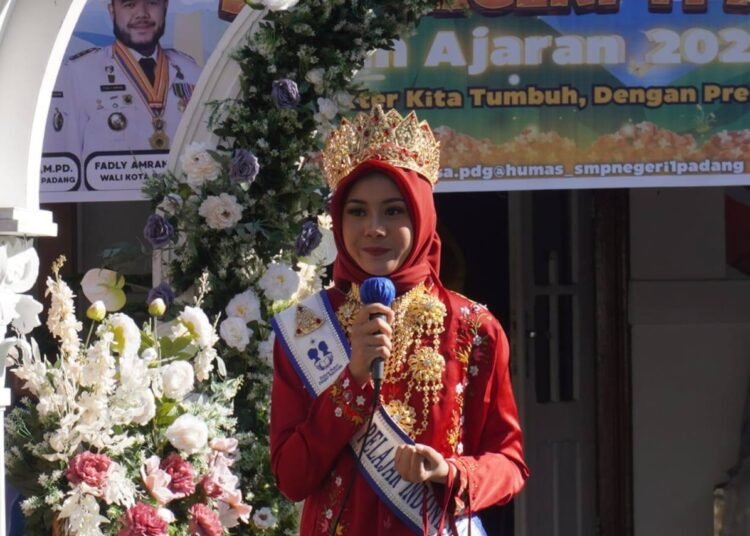 Khesy Janetha Andres, siswi SMP Negeri 1 Padang, dinobatkan sebagai Winner Putri Pelajar Indonesia 2025 dalam ajang bergengsi yang digelar di Jakarta akhir Juni 2025.