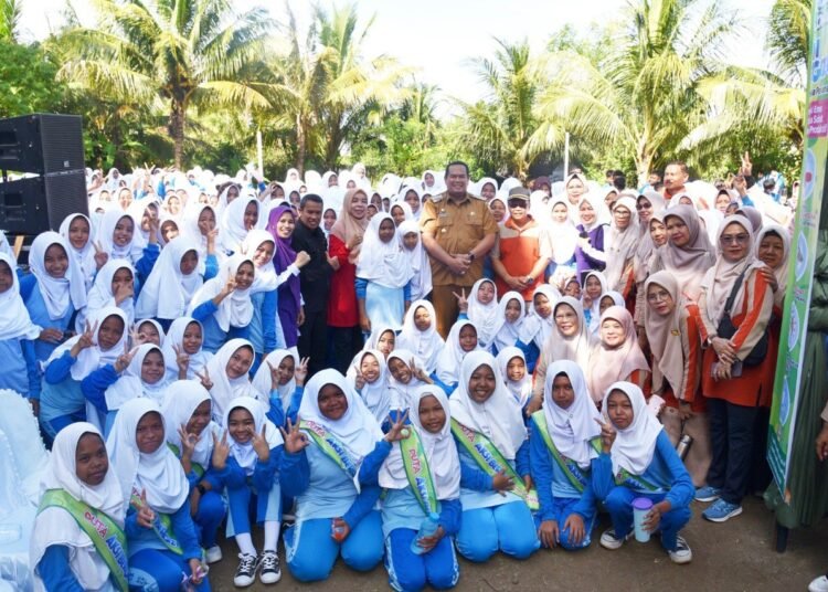 Wali Kota Pariaman Yota Balad bersama pelajar MTsN 3 Kota Pariaman usai membuka kegiatan Gerakan Nasional Aksi Bergizi Tingkat Kota Pariaman, Selasa (22/7/2025).