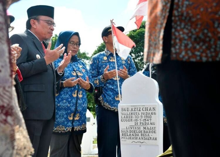 Wakil Wali Kota Padang, Maigus Nasir, berziarah ke Taman Makam Pahlawan Nasional (TMPN) Kusuma Bhakti di Gulai Bancah Bukittinggi, Sabtu (19/7/2025).
