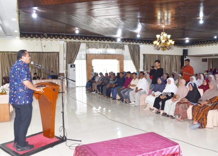 Wali Kota Pariaman Yota Balad meluncurkan Sekolah Lansia Tangguh Tahun 2025, Jumat (25/7).