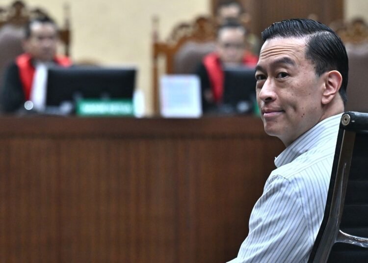 Terdakwa kasus dugaan korupsi impor gula, Thomas Trikasih Lembong atau Tom Lembong menengok ke arah pengunjung saat dimulainya sidang pembacaan vonis di Pengadilan Tipikor, Jakarta, Jumat (18/7/2025). ANTARA FOTO/Bayu Pratama S/app/bar(ANTARA FOTO / BAYU PRATAMA S)