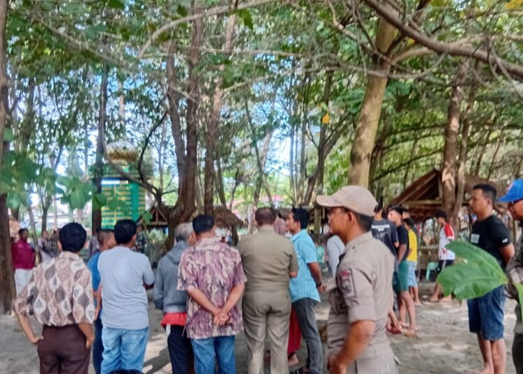 atpol PP Kota Pariaman merelokasi pondok pedagang di Pantai Anas Malik, Selasa (15/7)