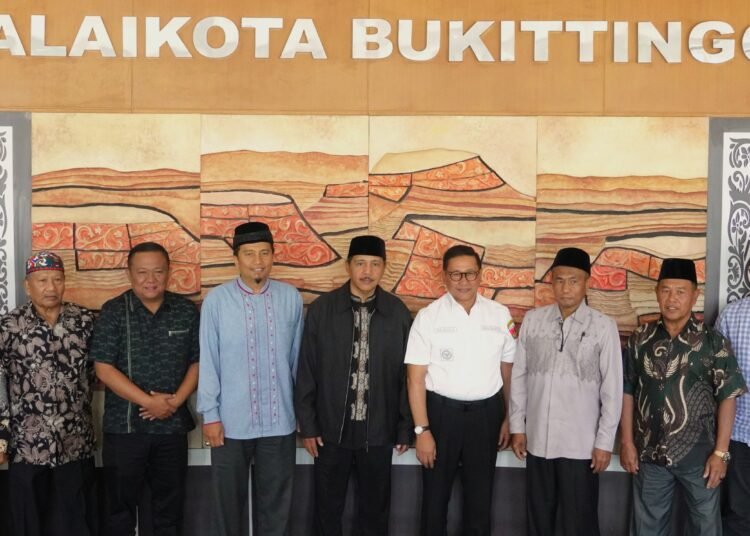 Wali Kota Bukittinggi menerima audiensi dari perwakilan niniak mamak, tokoh masyarakat, dan Panitia Pembangunan Masjid Tablighiyah Garegeh. (Foto: Pemko Bukittinggi).