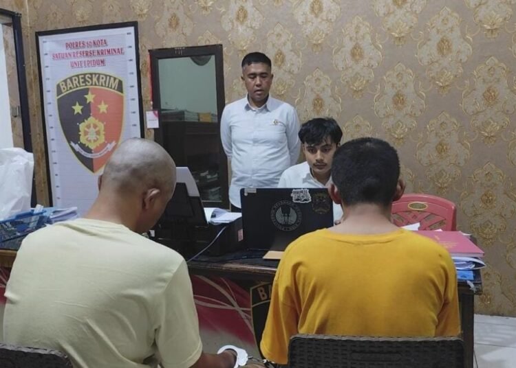Dua tersangka penggadai motor dinas menjalani pemeriksaan di Mapolres Limapuluh Kota. IST