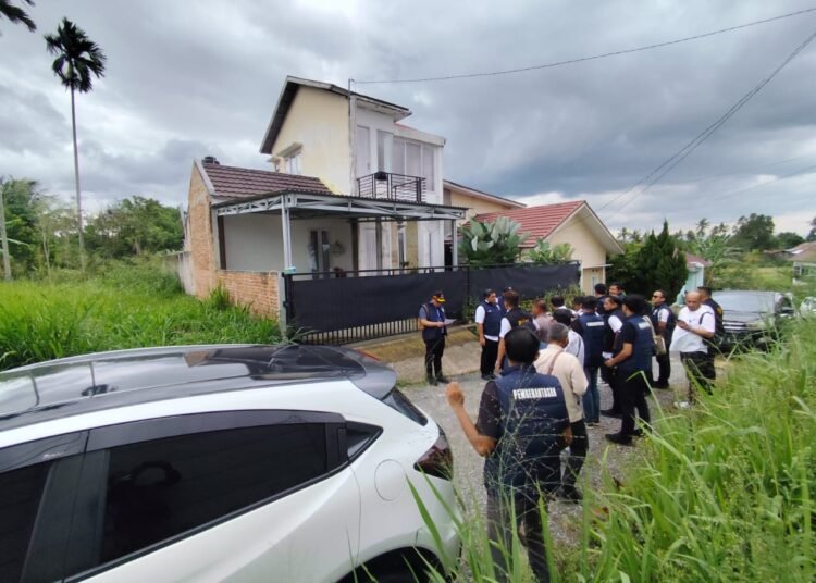Tim gabungan Badan Narkotika Nasional Provinsi (BNNP) Sumatera Barat dan Badan Narkotika Nasional Kota (BNNK) Payakumbuh menggeledah sebuah rumah di Komplek Perumahan Rasidah Residence, Kelurahan Koto Tangah, Kecamatan Payakumbuh Barat, Rabu (30/7/2025) siang.