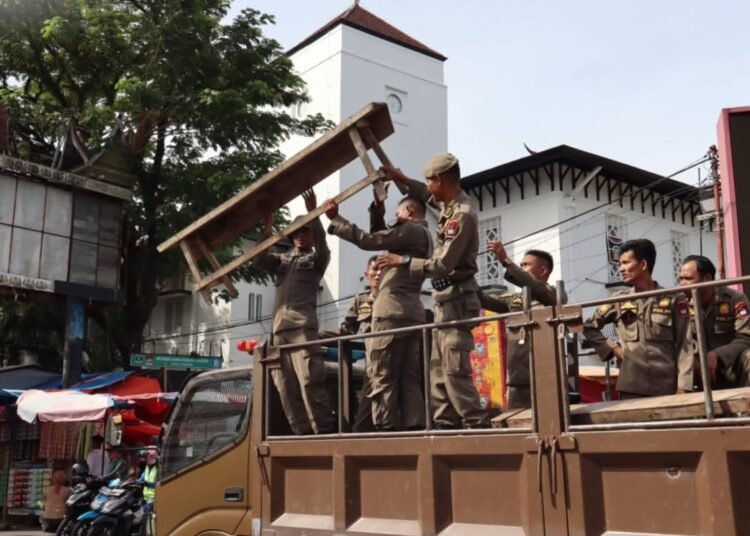 Petugas menertibkan sejumlah lapak PKl di Kota Padang. (Foto: Satpol PP Kota Padang).