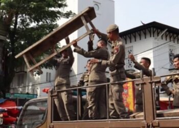 Langgar Aturan, Belasan Lapak PKL di Padang Diangkut Petugas