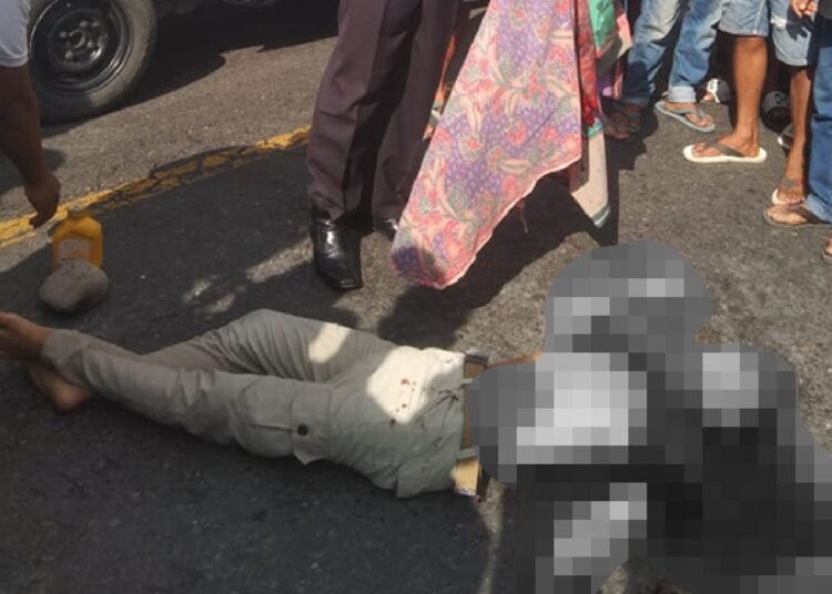 Seorang pengendara sepeda motor di Pasaman tewas seketika setelah menabrak truk di jalan umum Kampung Tingkarang, Nagari Tarung-Tarung Selatan, Kecamatan Rao, Senin (30/6) pukul 15.30 WIB. Foto: Polres Pasaman
