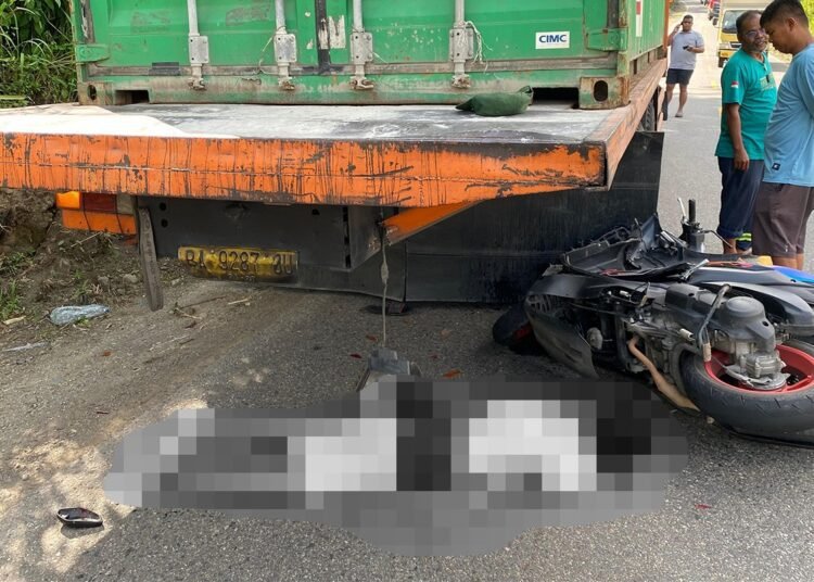 Seorang warga Pasaman tewas setelah menabrak truk parkir di jalan umum di Muara Manggung, Jorong VII, Nagari Tanjung Beringin Selatan, Kecamatan Lubuk Sikaping, Pasaman, Selasa (1/7) pukul 15.05 WIB. Foto: Polres Pasaman