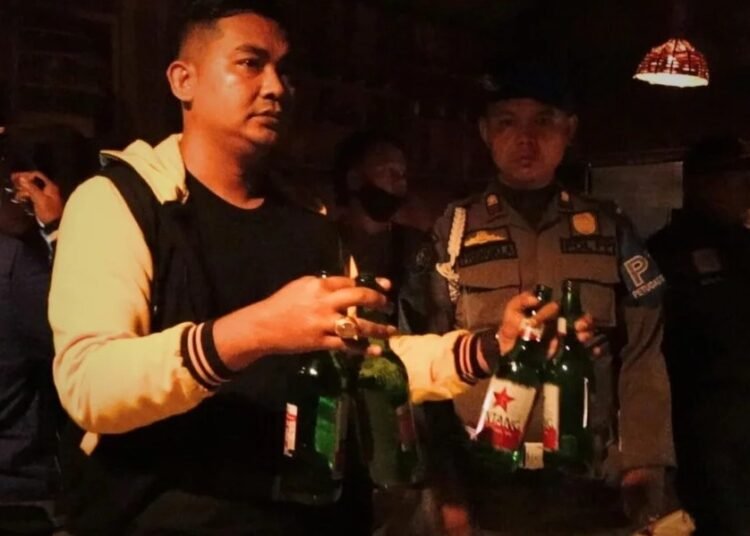 Petugas mengamankan sejumlah minuman beralkohol di kafe dan tempat karaoke di Padang. (foto: Satpol PP Kota Padang).