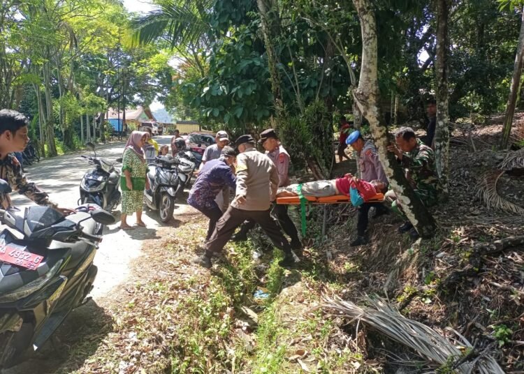 Proses evakuasi mayat di Pesisir Selatan. (foto: Dok. Polsek Batang Kapas)