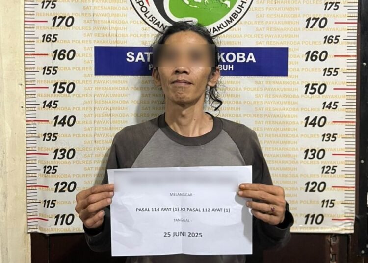 Polisi menangkap seorang terduga pengedar sabu-sabu di sebuah rumah di Jalan Dewi Sartika, RT 003/RW 004, Kelurahan Ikua Koto Dibalai, Kecamatan Payakumbuh Utara, Kota Payakumbuh, Rabu (25/6). Foto: Polres Payakumbuh