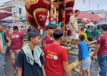 Tabuik Seberat Setengah Ton, Dihoyak Puluhan Pria Menuju Laut