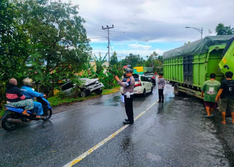 Kecelakaan lalu lintas melibatkan dua kendaraan terjadi di ruas Jalan Lintas Solok–Padang pada Minggu (06/07/2025). (foto: Dok. Polres Solok Arosuka).