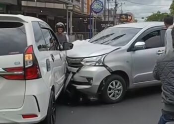 2 Mobil Tabrakan di Bukittinggi, 4 Korban Dilarikan ke Rumah Sakit