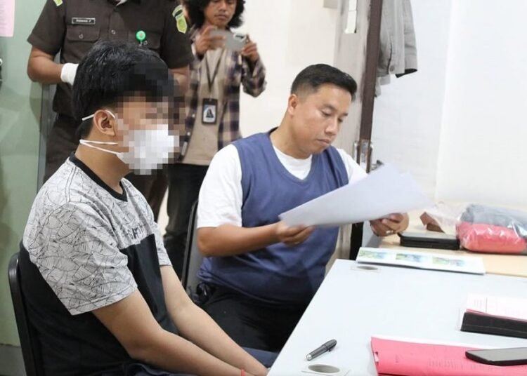 Kejaksaan Negeri Padang melakukan pemeriksaan tahap II pada Senin (7/7) kepada tersangka penusuk tukang pangkas di Lubuk Buaya, Padang. Foto: Kejaksaan Negeri Padang