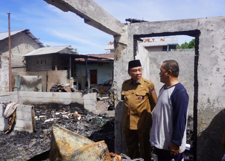 Wakil Wali Kota Padang, Maigus Nasir, pada Selasa (8/7) meninjau korban kebakaran rumah yang terjadi di RT 02 RW 01, Kelurahan Ganting Parak Gadang, Kecamatan Padang Timur. Foto: Pemko Padang