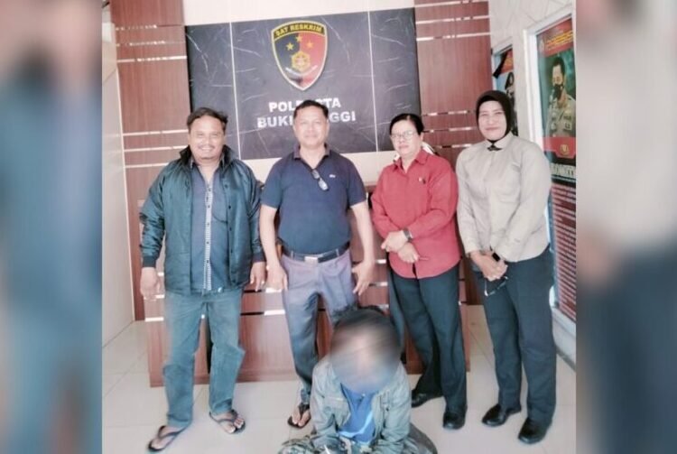 Polisi menangkap AR (58), warga Kampung VI, Jorong Labuang, Nagari Canduang Koto Laweh, Kecamatan Canduang, Agam, pada Selasa (1/7) atas dugaan menyetubuhi dan mencabuli anak di bawah umur. Foto: Polres Bukittinggi