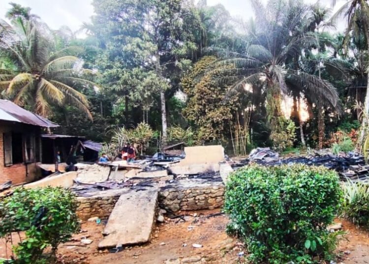 Dua dari rumah yang terbakar rata dengan tanah di Jorong Paraman Utara, Nagari Rabi Jonggor, Kecamatan Gunung Tuleh, Pasaman Barat, Kamis (10/7) sore akibat ledakan tabung gas. Foto: Damkar Pasaman Barat