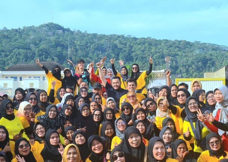 Wali Kota Padang, Fadly Amran saat senam pagi Bersama di Pasar Raya Fase VII. (foto: Pemko Padang).
