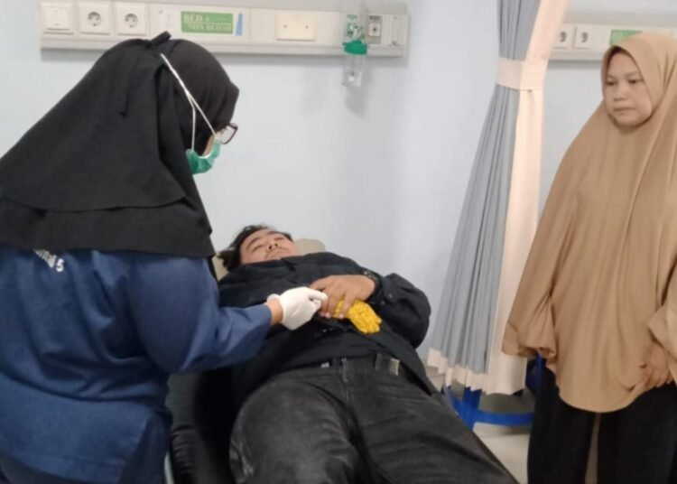 Salah satu korban kecelakaan di Sitinjau Lauik telah dievakuasi ke rumah sakit. (foto: Dok. Polresta Padang).