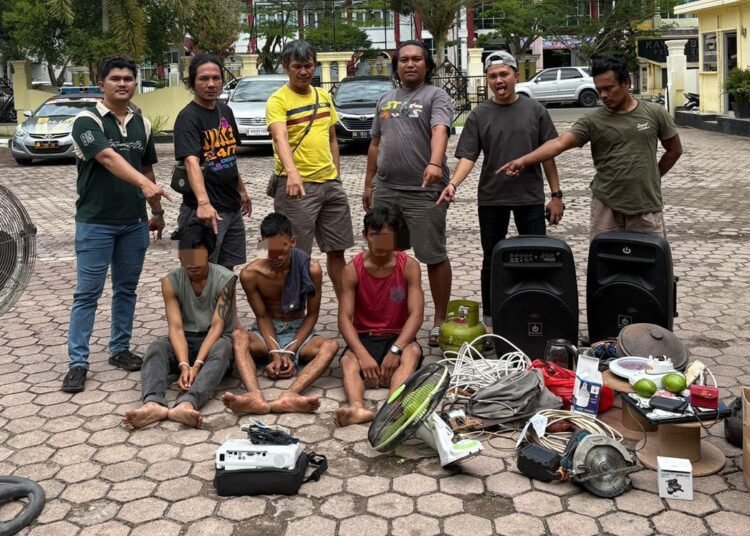 Polisi menangkap tiga sekawan terduga maling di Nagari Salido, Kecamatan IV Jurai, Pesisir Selatan, Selasa (15/7). Foto: Polres Pesisir Selatan