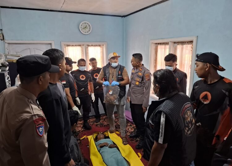 Seorang perempuan ditemukan tewas tergantung di rumah kontrakannya di Jalan Kampung Teleng, RT 011, Kelurahan Kampung Manggis, Kecamatan Padang Panjang Barat, Padang Panjang, Selasa (15/7). Foto: Polres Padang Panjang